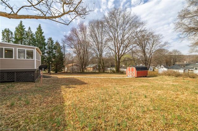 104 N 8th Avenue, Mayodan, NC 27027