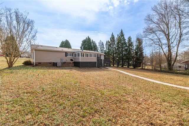 104 N 8th Avenue, Mayodan, NC 27027