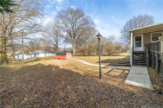 104 N 8th Avenue, Mayodan, NC 27027