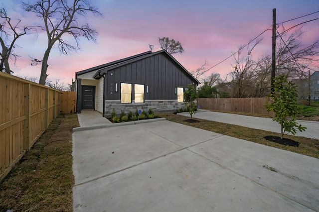 929 Green Meadow Lane B, Houston, TX 77091