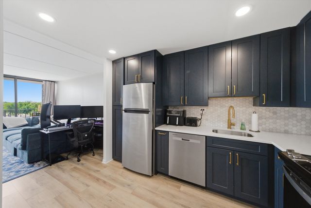 11 W Green Street 608, Bensenville, IL 60106