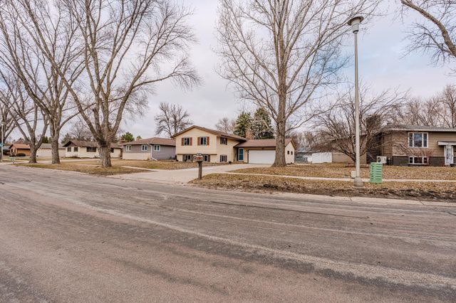 1607 American Way S, Fargo, ND 58103