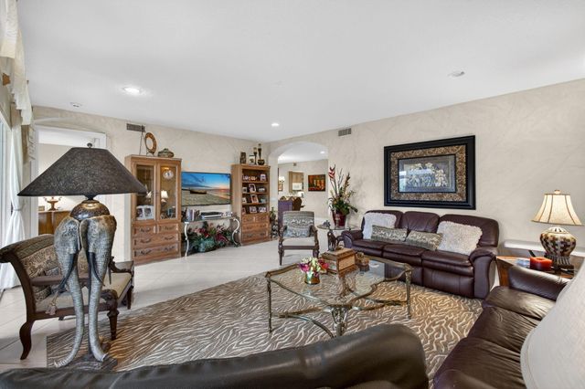 113 Palm Point Circle A, Palm Beach Gardens, FL 33418