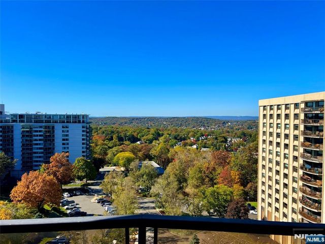 2 Claridge Drive APT 11JE, Verona, NJ 07044