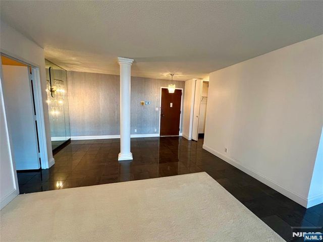 2 Claridge Drive APT 11JE, Verona, NJ 07044