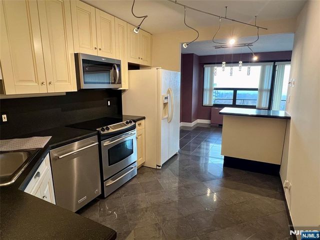 2 Claridge Drive APT 11JE, Verona, NJ 07044