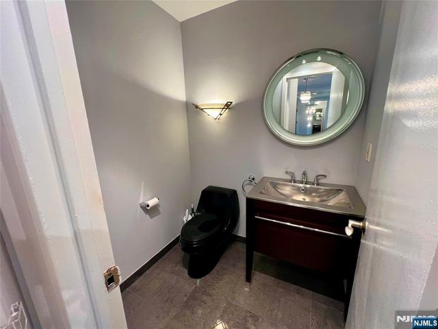 2 Claridge Drive APT 11JE, Verona, NJ 07044