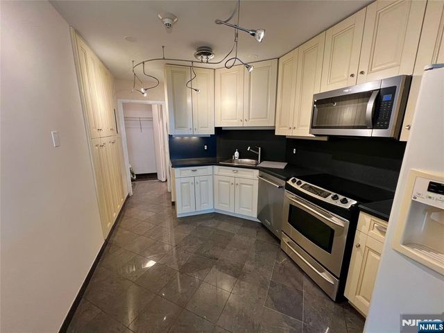 2 Claridge Drive APT 11JE, Verona, NJ 07044