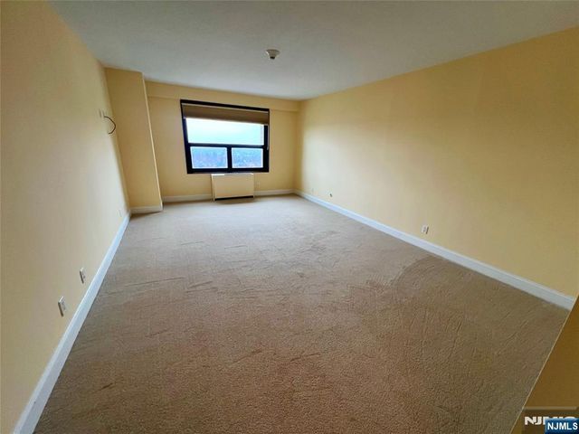 2 Claridge Drive APT 11JE, Verona, NJ 07044