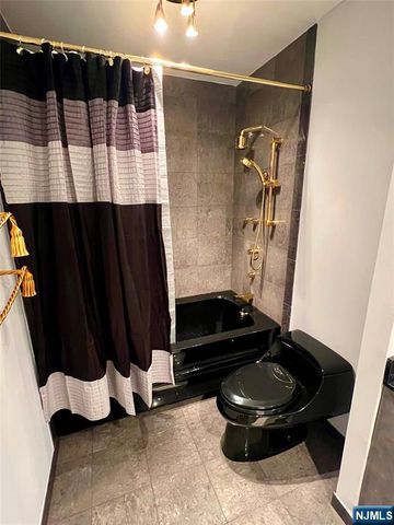 2 Claridge Drive APT 11JE, Verona, NJ 07044