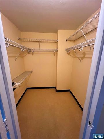 2 Claridge Drive APT 11JE, Verona, NJ 07044