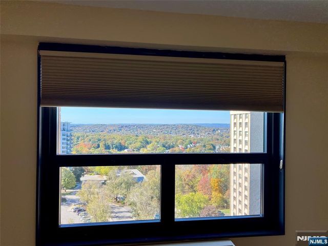 2 Claridge Drive APT 11JE, Verona, NJ 07044