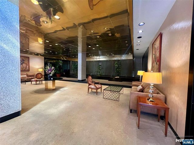 2 Claridge Drive APT 11JE, Verona, NJ 07044