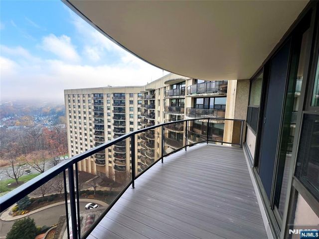 2 Claridge Drive APT 11JE, Verona, NJ 07044