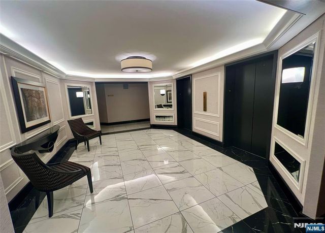 2 Claridge Drive APT 11JE, Verona, NJ 07044