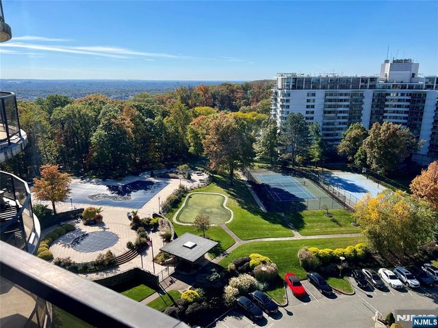 2 Claridge Drive APT 11JE, Verona, NJ 07044