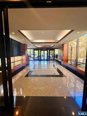 2 Claridge Drive APT 11JE, Verona, NJ 07044