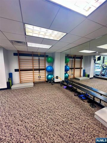 2 Claridge Drive APT 11JE, Verona, NJ 07044