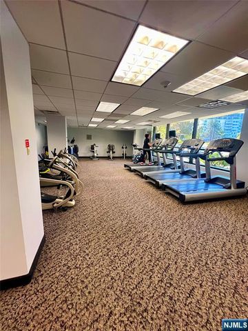 2 Claridge Drive APT 11JE, Verona, NJ 07044