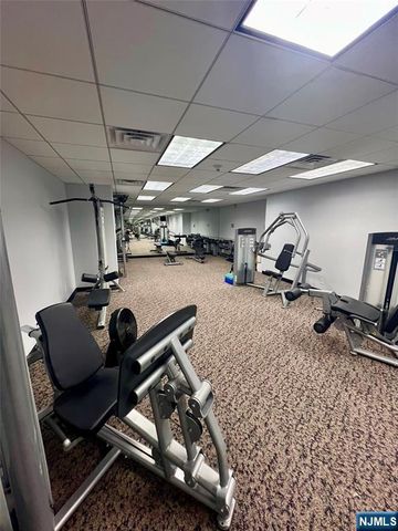 2 Claridge Drive APT 11JE, Verona, NJ 07044