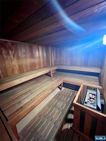 2 Claridge Drive APT 11JE, Verona, NJ 07044