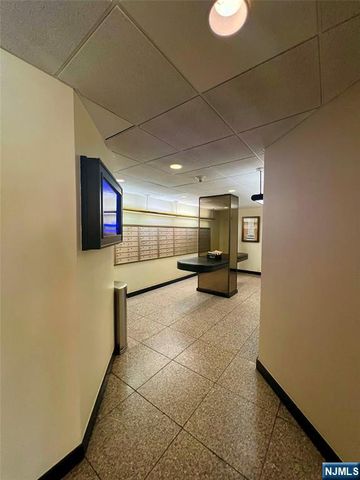 2 Claridge Drive APT 11JE, Verona, NJ 07044