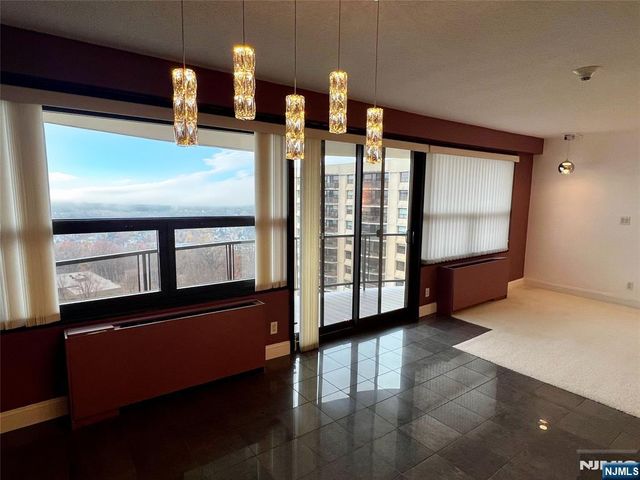 2 Claridge Drive APT 11JE, Verona, NJ 07044