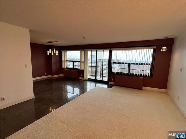 2 Claridge Drive APT 11JE, Verona, NJ 07044