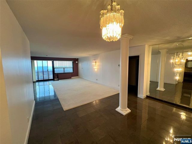 2 Claridge Drive APT 11JE, Verona, NJ 07044