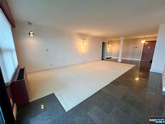 2 Claridge Drive APT 11JE, Verona, NJ 07044