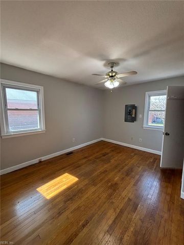 8 Rip Rap RD, Hampton, VA 23669