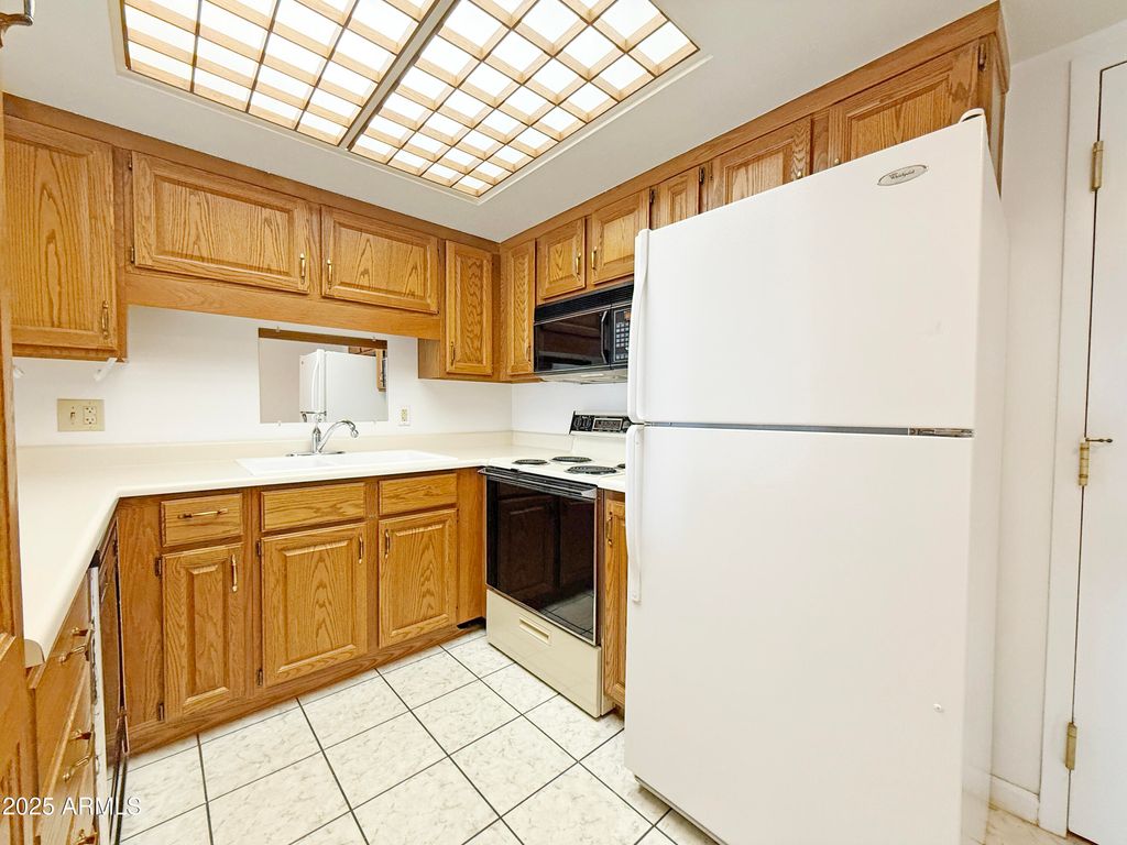 10330 W Thunderbird Boulevard A207, Sun City, AZ 85351 — photo 2