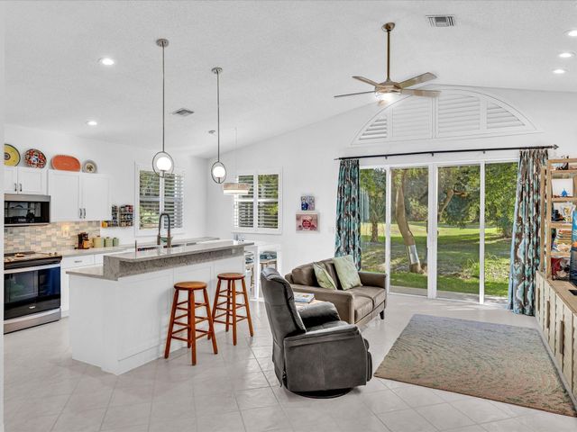 3580 Canary Palm Ct, Pompano Beach, FL 33069