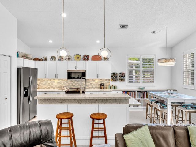 3580 Canary Palm Ct, Pompano Beach, FL 33069