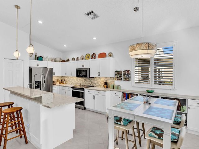 3580 Canary Palm Ct, Pompano Beach, FL 33069