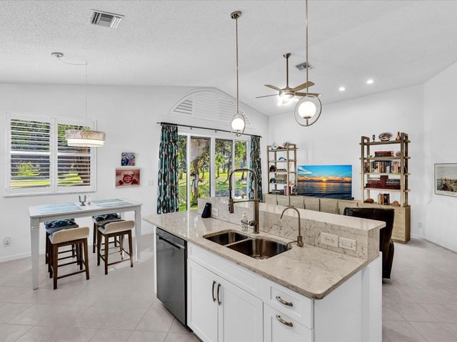 3580 Canary Palm Ct, Pompano Beach, FL 33069