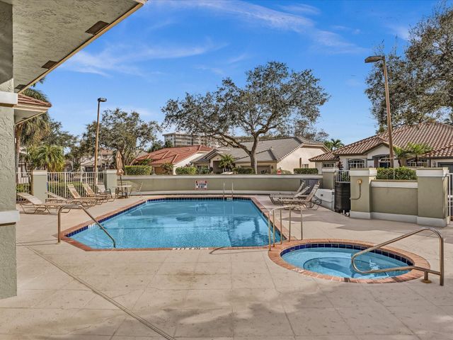 3580 Canary Palm Ct, Pompano Beach, FL 33069