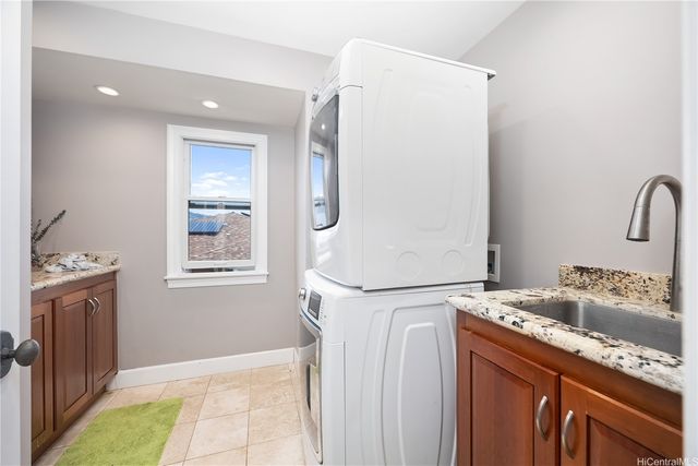 278 Makaweli Place, Honolulu, HI 96825