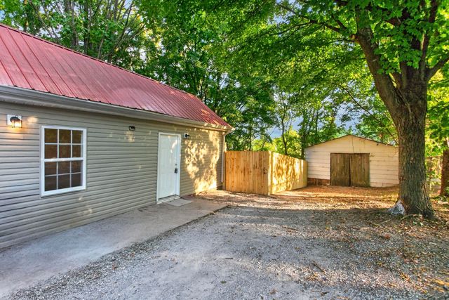 329 W 14th St, Columbia, TN 38401