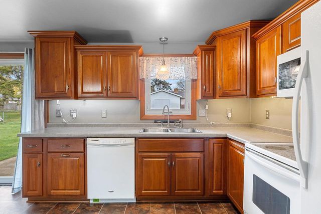 1281 ALICE DRIVE, Green Bay, WI 54304