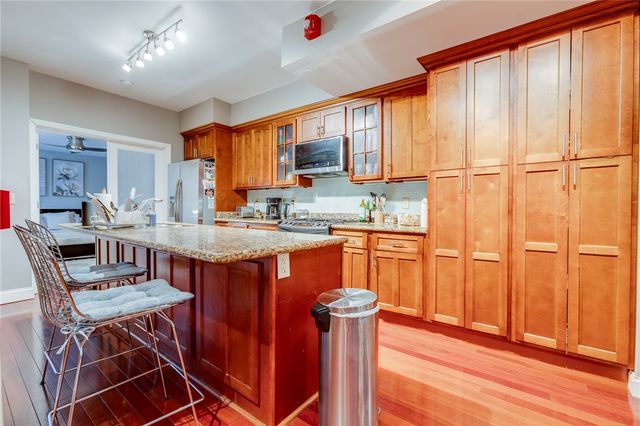 70 S 12th St, South Side, PA 15203