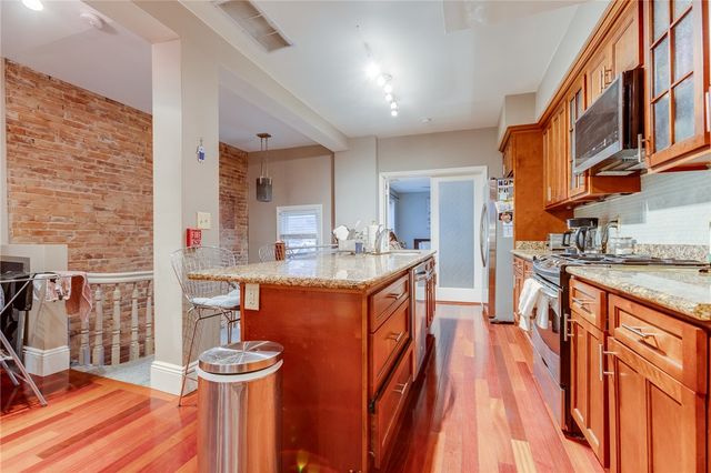 70 S 12th St, South Side, PA 15203