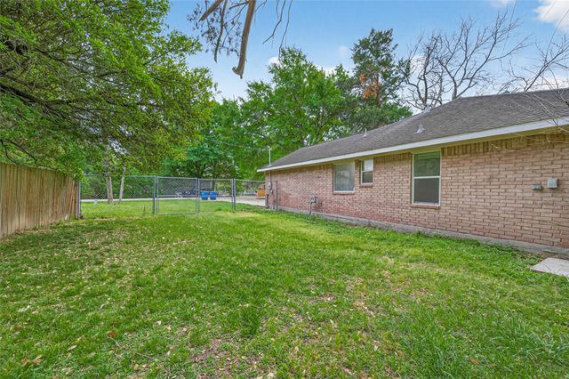 11655 Lakeview Manor Drive, Willis, TX 77318