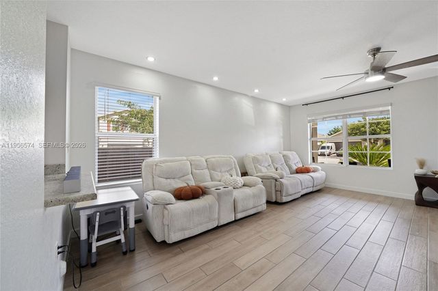 572 NE 6th Pl, Homestead, FL 33034