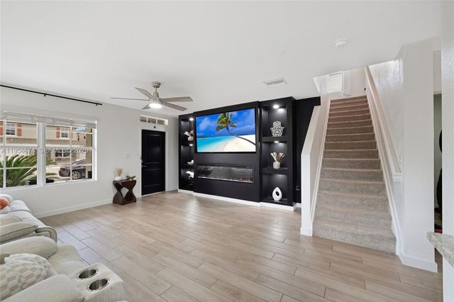 572 NE 6th Pl, Homestead, FL 33034