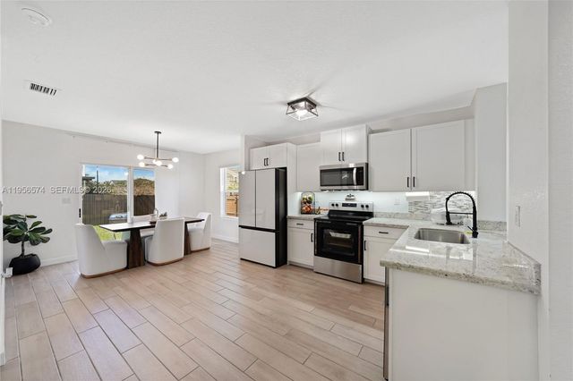 572 NE 6th Pl, Homestead, FL 33034