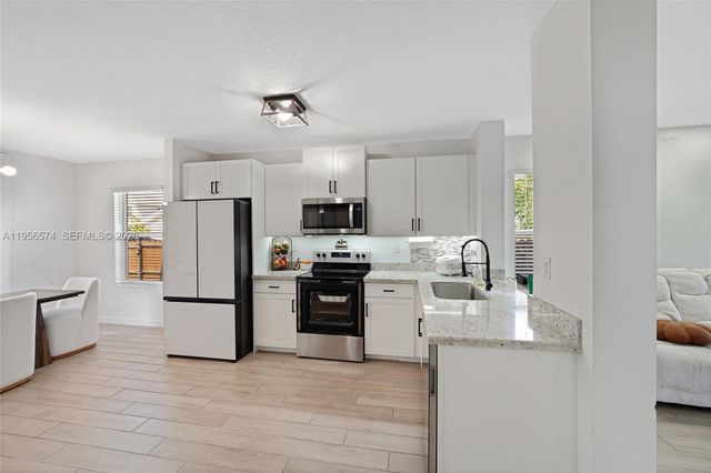 572 NE 6th Pl, Homestead, FL 33034