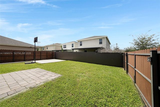 572 NE 6th Pl, Homestead, FL 33034