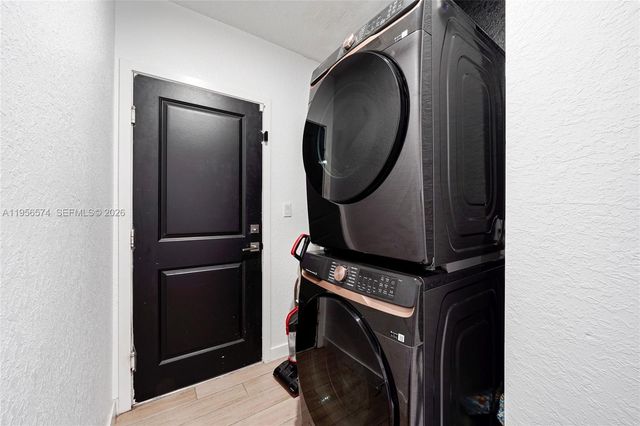 572 NE 6th Pl, Homestead, FL 33034