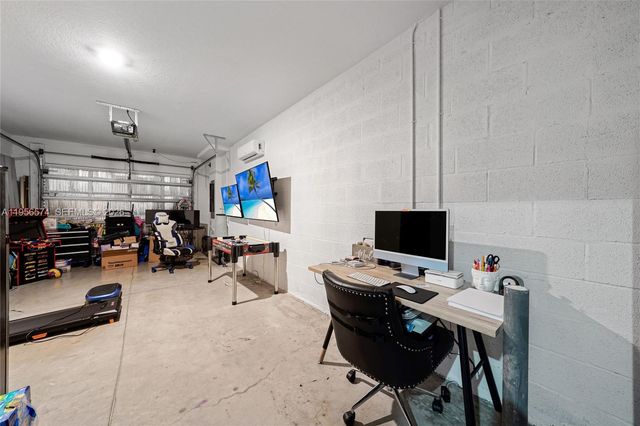 572 NE 6th Pl, Homestead, FL 33034